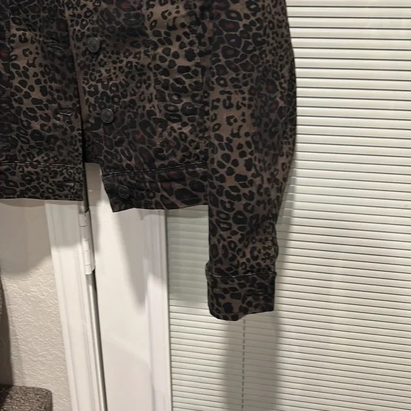 Nine West brown & black leopard print jean jacket, size L. - Picture 4 of 4